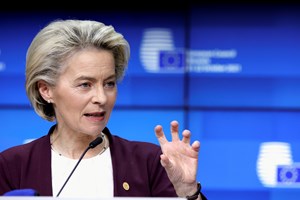 Aumento de infeções e de vacinados leva UE a admitir aliviar regras para viagens