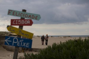 Estrangeiros investem na Cova do Vapor: 'Comunidade transformou-se numa selva'