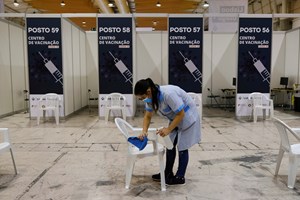 Vacinar crianças pode protegê-las de consequências a longo prazo, defende médico