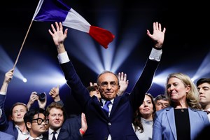 Candidato de extrema-direita Éric Zemmour agredido durante comício em França