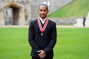 Lewis Hamilton ordenado cavaleiro pelo príncipe Carlos