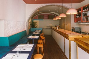 Neste bar, gira o disco e serve-se mais um copo