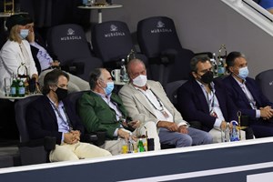 Rei Juan Carlos reaparece em público em Abu Dhabi após meses desaparecido