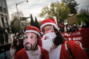 Mascarados de António Costa e Pedro Nuno Santos, jovens exigem reforço e gratuitidade de transportes públicos