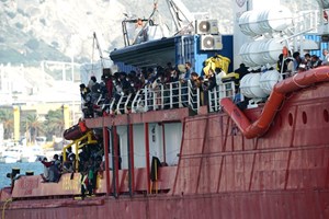 Dois barcos com mais de 800 imigrantes aguardam para atracar no Mediterrâneo