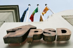 PSD quer reduzir taxas de IRS para jovens para um terço e votar destino de excesso fiscal