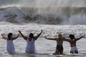 Dezenas de pessoas dão o primeiro mergulho de 2022 em Carcavelos com desejo de saúde