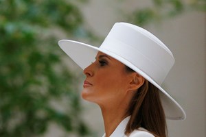 Melania Trump promove leilão exclusivo para criptomoedas de chapéu usado na Casa Branca