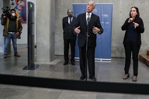 Reunião no Infarmed. Especialistas defendem alívio das restrições e testes grátis