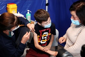 Miocardites 60 vezes mais frequentes em crianças com covid-19 que nas vacinadas 