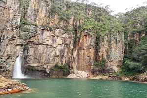 Queda de parede rochosa sobre barcos mata sete pessoas no Brasil