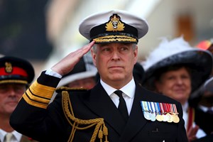 Isabel II retira títulos militares e patronatos reais ao príncipe André