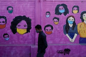 Covid-19: Máscara em ambientes fechados com muitas pessoas deve ser 'novo normal'