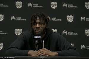 Queta marca pela segunda vez na NBA na vitória dos Kings sobre os Rockets