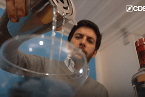 'Chicão' prepara cocktail para a 'prima moderninha' Iniciativa Liberal