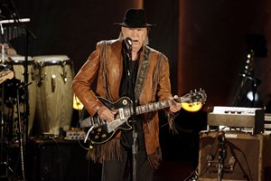 Spotify confirma que vai remover músicas de Neil Young do serviço