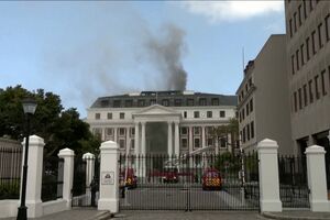 Incêndio deflagra no edifício do parlamento da África do Sul