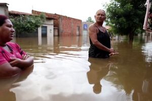 Imagens impressionantes mostram moradores com água pelo pescoço em ruas do nordeste do Brasil - sábado