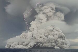Imagens impressionantes mostram primeira erupção do vulcão em Tonga - sábado