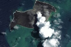 Imagens de satélite mostram vulcão de Tonga antes e depois da erupção - sábado