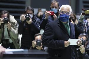 Costa considera 'possível' ir além dos €900 de salário mínimo 