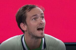 "És estúpido?": Tenista Medvedev explode e grita com o árbitro no Open da Austrália