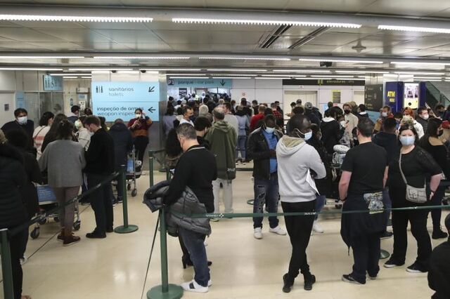 Longas filas geram o caos no aeroporto de Lisboa - Portugal - SÁBADO