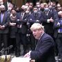 'Traga a sua bebida.' Boris Johnson admite no parlamento ter estado em festa
