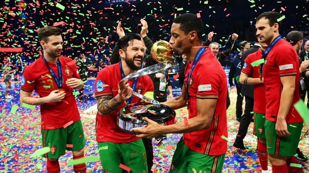 Zicky Té eleito o melhor jogador do Europeu de futsal