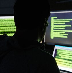 Tribunal britânico anula decisão de extraditar hacker português para os EUA