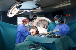 Doentes tratados por médicas têm maior probabilidade de sobreviver após a operação