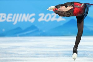 Patinadora sensação Kamila Valieva acusa no doping, mas continua a competir