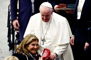 Dolores Aveiro oferece camisola de CR7 ao Papa 