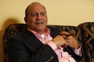 Artur Albarran: O eterno repórter de guerra que “infelizmente” não incendiou a Embaixada de Espanha
