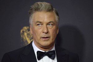 Alec Baldwin retoma rodagem de filme onde morreu assistente