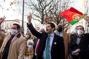 Filipe Melo à esquerda de André Ventura, líder do Chega, durante uma ação de campanha para as Legislativas realizada pelo partido na cidade de Braga