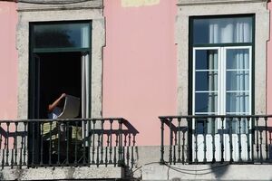 Sem confinamento geral, centenas de milhares de trabalhadores acabaram por ficar isolados.