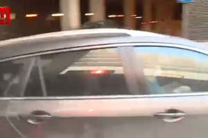 Jovem a chegar a tribunal.mp4