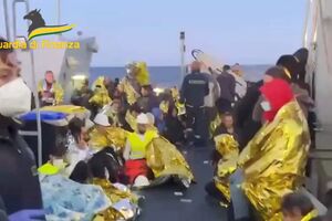 Imagens aéreas mostram ferry a ser consumido pelas chamas na Grécia