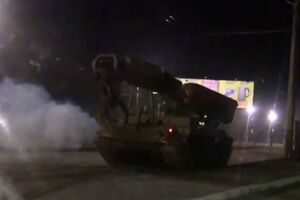 Tanques e blindados vistos nos arredores de Donetsk após Putin reconhecer independência da região - sábado