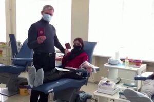 Residentes de Kharkiv fazem longas filas para dar sangue