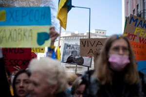 Protestos junto à Embaixada da Rússia