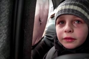 "Deixámos o pai em Kiev": Menino em lágrimas após fugir da Ucrânia