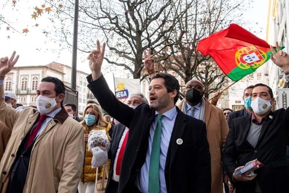 Filipe Melo à esquerda de André Ventura, líder do Chega, durante uma ação de campanha para as Legislativas realizada pelo partido na cidade de Braga