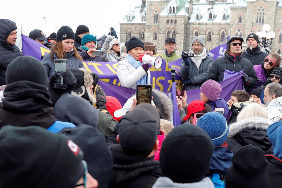Manifestantes antivacinas no Canadá
