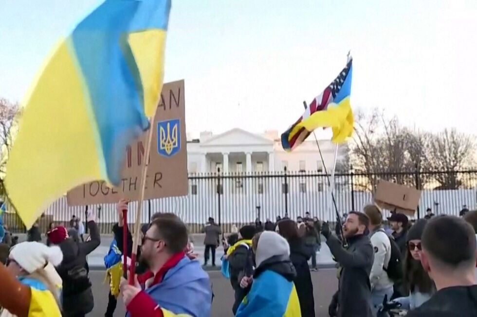 Dezenas de manifestantes apelaram à paz na Ucrânia durante marcha em Washington