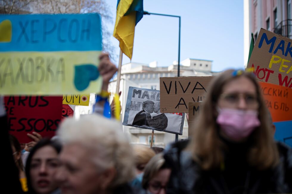 Protestos junto à Embaixada da Rússia