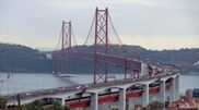 <![CDATA[ Motociclista morre em colisão com camião na Ponte 25 de Abril ]]>