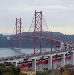 Motociclista morre em colisão com camião na Ponte 25 de Abril