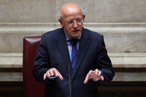 Santos Silva diz que militares portugueses na Roménia vão defender a paz na Europa